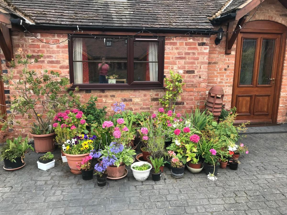 Nuneaton - Cottage - Sleeps 2 - Parking - Garden Экстерьер фото