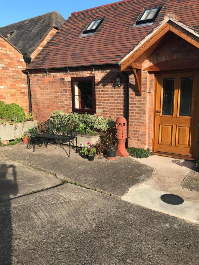 Nuneaton - Cottage - Sleeps 2 - Parking - Garden Экстерьер фото